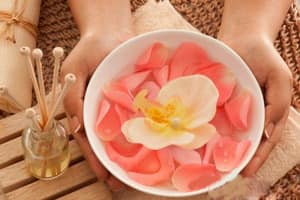 Tinh chất hoa hồng giúp vòng một mịn màng