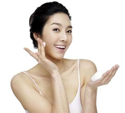 thoa-kem-duong-am-cho-da-moi-toi-truoc-khi-di-ngu