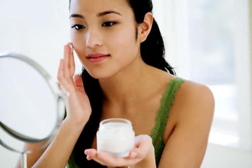 Kem dưỡng da ban đêm sẽ giúp bạn trị da khô hiệu quả