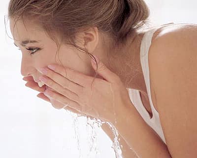 Rửa mặt nhiều lần trong ngày sẽ khiến cho da bị khô
