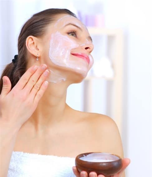 Trị da khô bằng kem dưỡng da của em bé