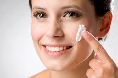 Bạn hãy sử dụng mỹ phẩm của công ty uy tín để trị da khô nhanh hơn