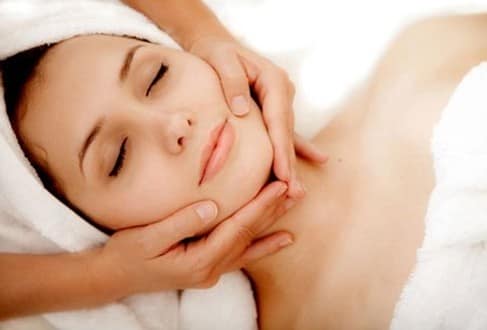 Mát xa mặt để giúp lưu thông máu và trị da khô nhanh hơn