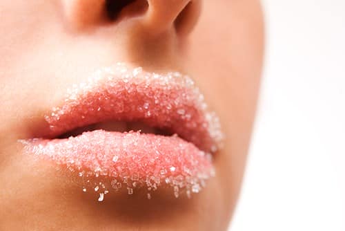 Đắp mặt nạ đường và mật ong để trị môi khô