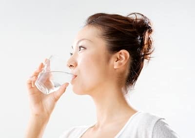 Uống nước để trị môi khô nhanh hơn