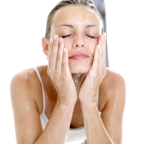 Điều trị da khô bằng cách làm sạch da mỗi ngày