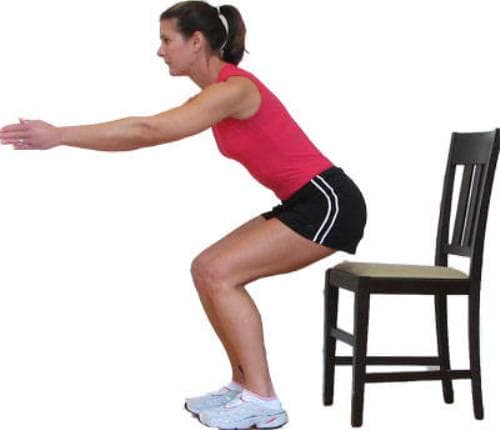 cách giảm béo mông và đùi cực hiệu quả với động tác ngồi xổm trên ghế.