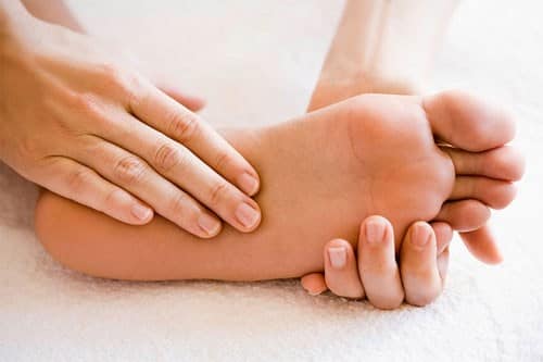 Trị gót chân khô nứt nẻ bằng dầu dừa