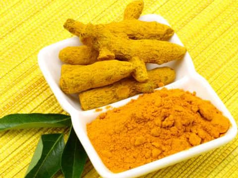 trị da khô bằng bột nghệ