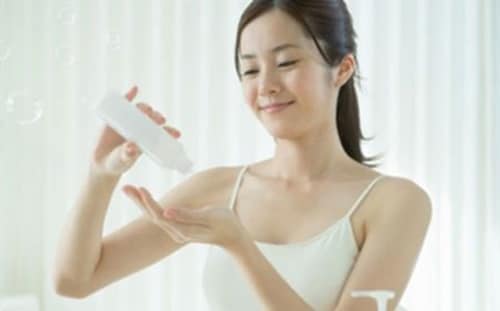 Thoa kem dưỡng ẩm sau khi triệt lông tại nhà
