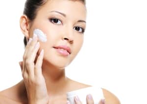 bôi kem trị nám có thể làm da dễ bị tổn thương