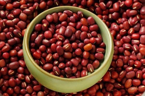 Dùng bột đậu đỏ để loại bỏ thâm nám hiệu quả